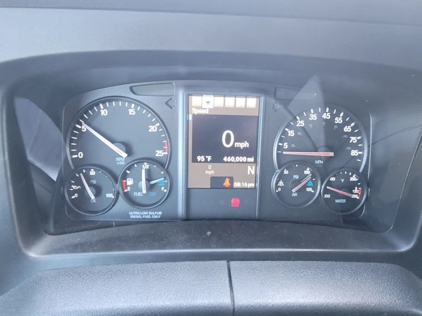 2023-2024 freightliner cascadia 126 thumbnail 3