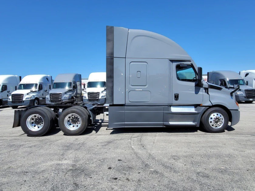 2023-2024 freightliner cascadia 126 thumbnail 4