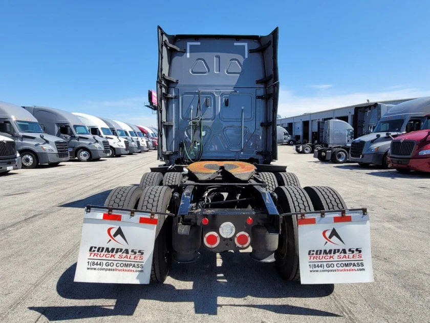 2023-2024 freightliner cascadia 126 thumbnail 8