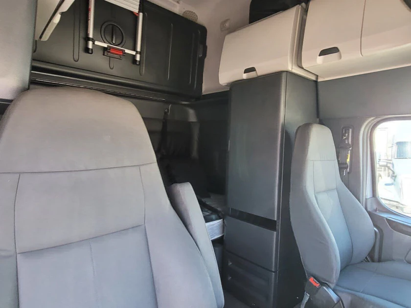 2023-2024 freightliner cascadia 126 thumbnail 10