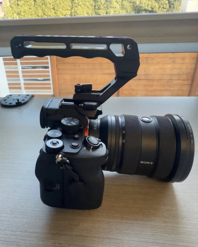 $700 - sony a7 iv camera + 50mm f/1.4 gm lens | half cage & top handle | london thumbnail 3