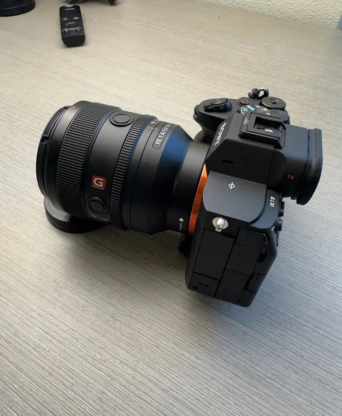 $700 - sony a7 iv camera + 50mm f/1.4 gm lens | half cage & top handle | london thumbnail 5