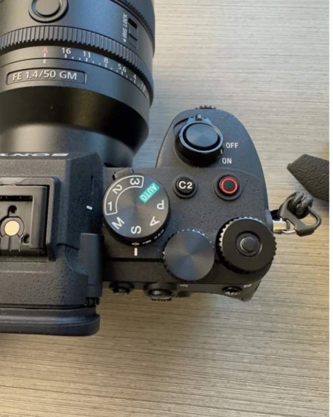$700 - sony a7 iv camera + 50mm f/1.4 gm lens | half cage & top handle | london thumbnail 6