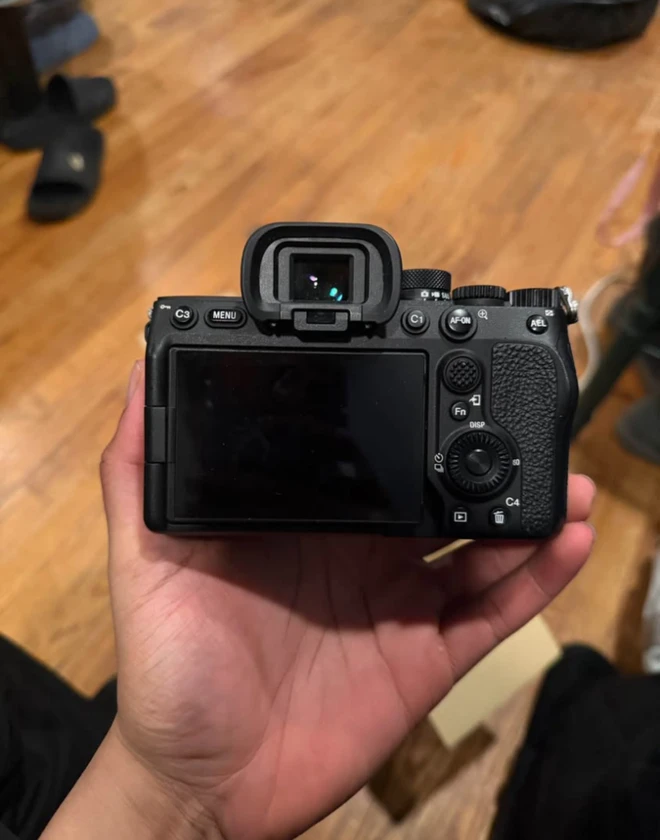 sony alpha a7iv thumbnail 2