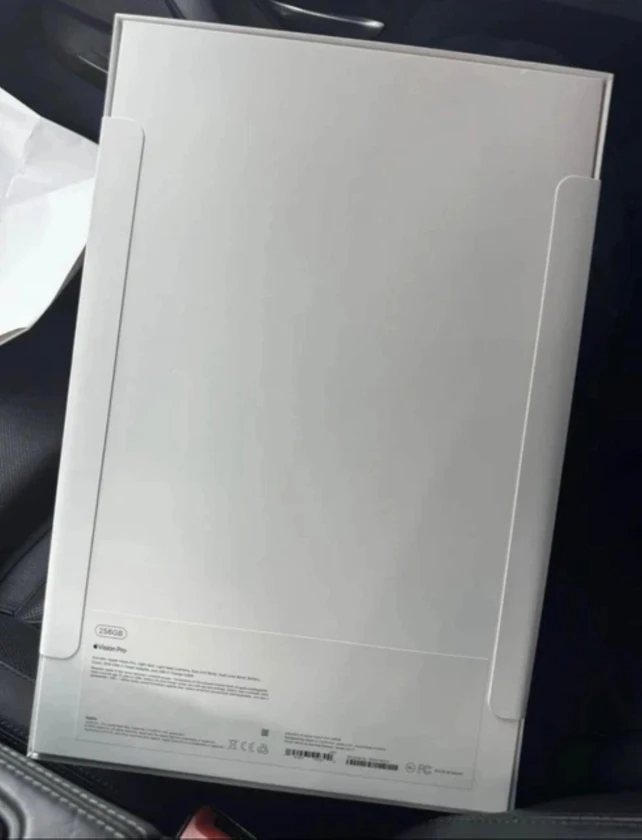 apple vision pro 256gb new - $3,000 thumbnail 2