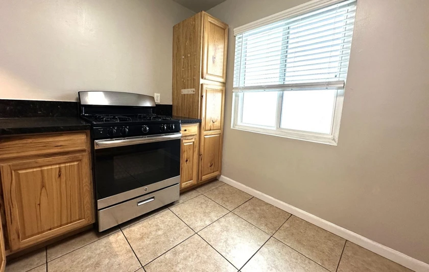 $1,300 / 2br - 750sqft - beautifully updated apt for rent thumbnail 2