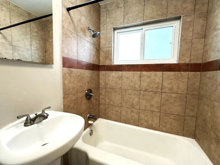 $1,300 / 2br - 750sqft - beautifully updated apt for rent thumbnail 3