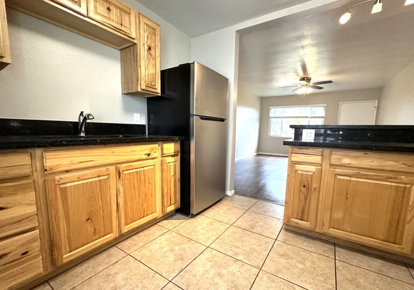 $1,300 / 2br - 750sqft - beautifully updated apt for rent thumbnail 5