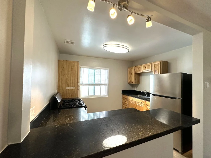 $1,300 / 2br - 750sqft - beautifully updated apt for rent thumbnail 6