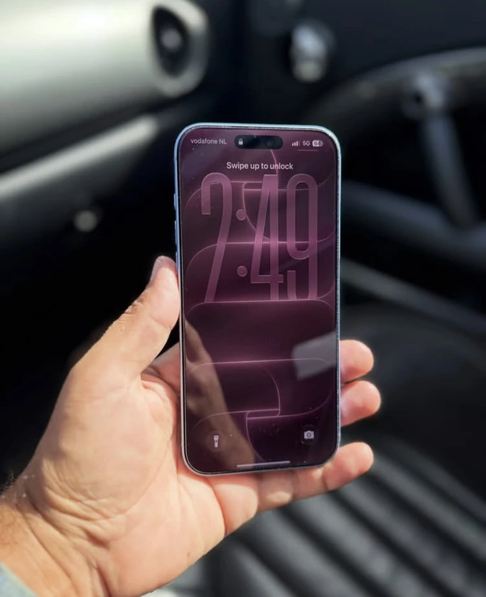 iphone 18 pro max glacier 256gb - $2,500 thumbnail 2