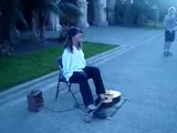 guy with no arms plays a guitar