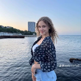 crully zoey profile image