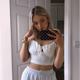 Julia Alves profile image