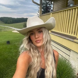 Lainey Wilson profile image