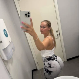 Jenny Olivia profile image