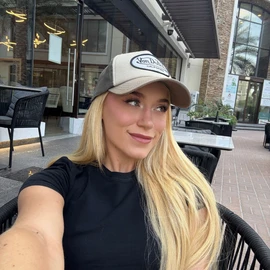 Elle Brooke profile image