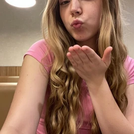 Emily Nina profile image