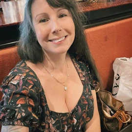 Ashley Lois profile image