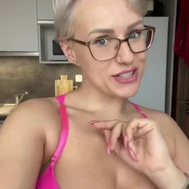 Elizabeth Rose profile image