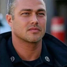 Taylor Kinney profile image