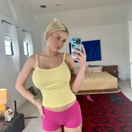 Rebecca Karlie profile image