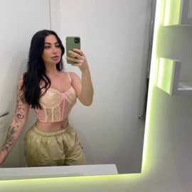 Ellie brooks profile image