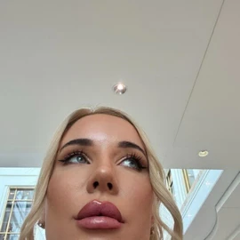 Annie Holmat profile image
