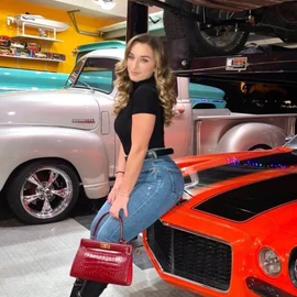 Billionaire Elizabeth Evan profile image