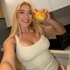 Elle Brooke profile image