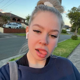 Cassandra Brenett profile image