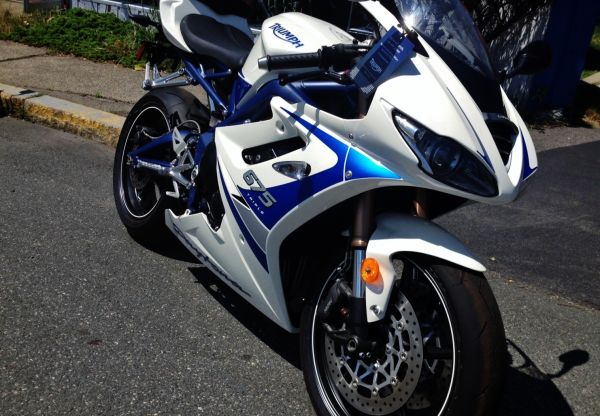 2011 triumph daytona se. leftover model - $9,999 thumbnail 2