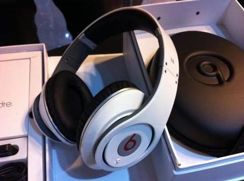 white monster beats studio headphones brand new!!! - $150 thumbnail 2