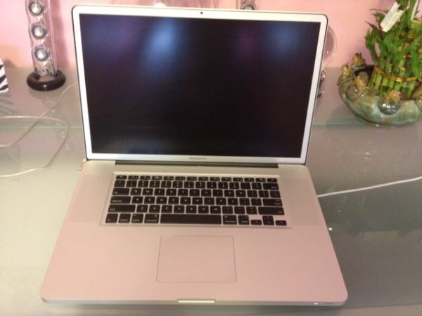 macbook pro 17" inch 500gb 5400 rpm - $1,600 thumbnail 3