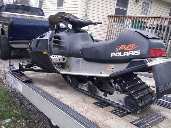 2002 polaris 550 fan cooled edge snowmobile - $1,000 thumbnail 2