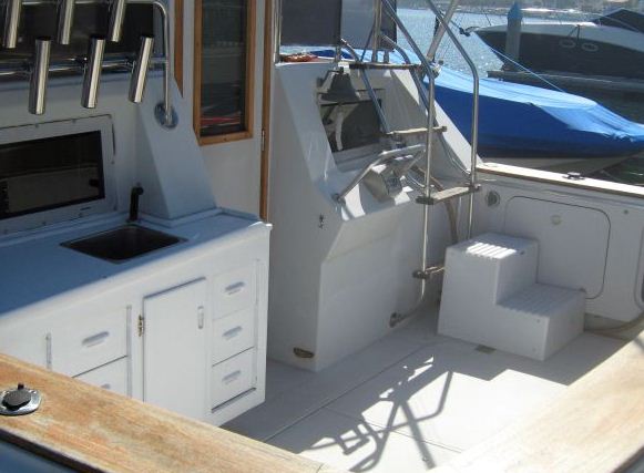 48' uniflite my w/cockpit 1982 - $79,000 thumbnail 2