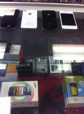 apple iphone 4 carrier unlocked for gsm use worldwide - $335 thumbnail 2