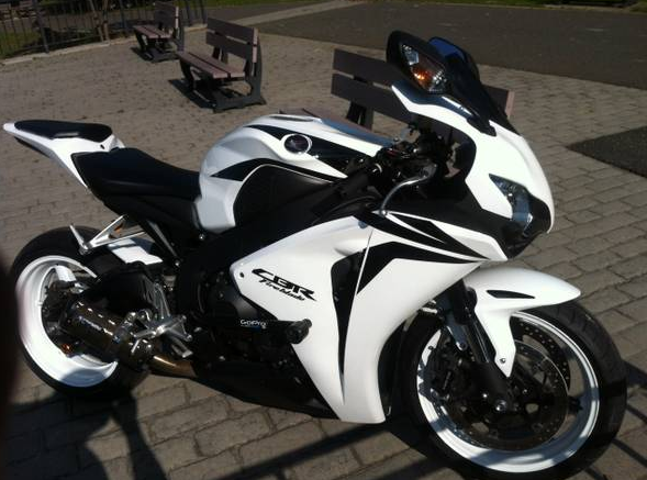 2010 black and white honda cbr 1000rr - $8,300 thumbnail 3