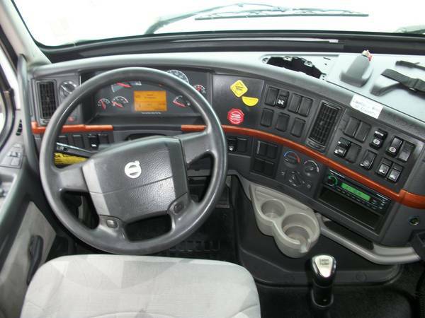 2009 volvo vnl670 - $45,000 thumbnail 3