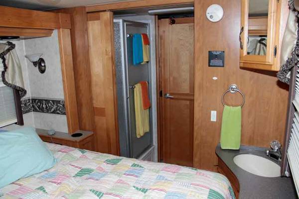 2004 fleetwood discover 20k miles - $125,000 thumbnail 3